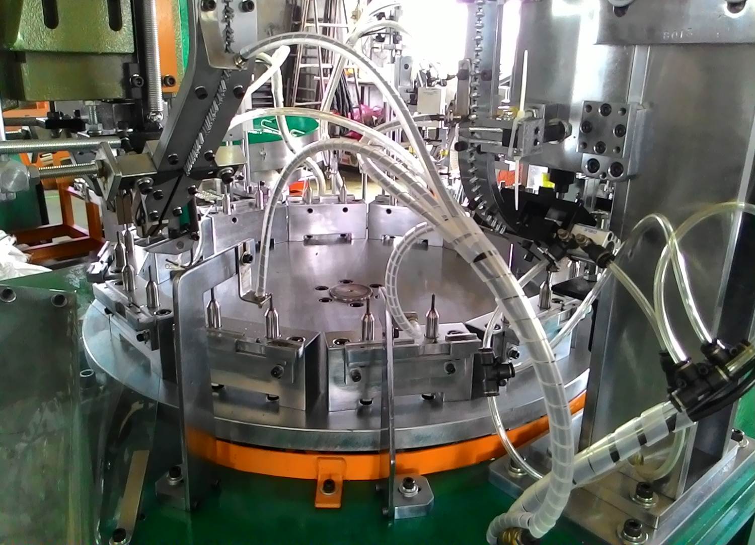 自動鉚釘組立機圖片